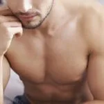 muž-v-sedě-ma-problemy-s-erekci-jak-oddálit-ejakulaci